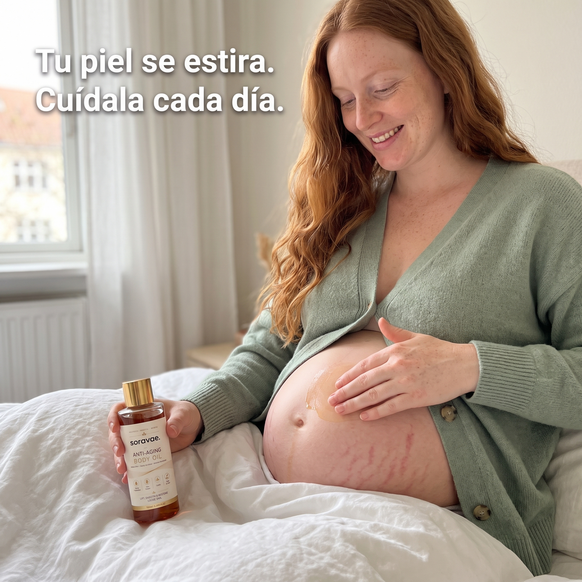 Mujer embarazada aplicando Aceite Corporal Antiedad de Soravae en el vientre