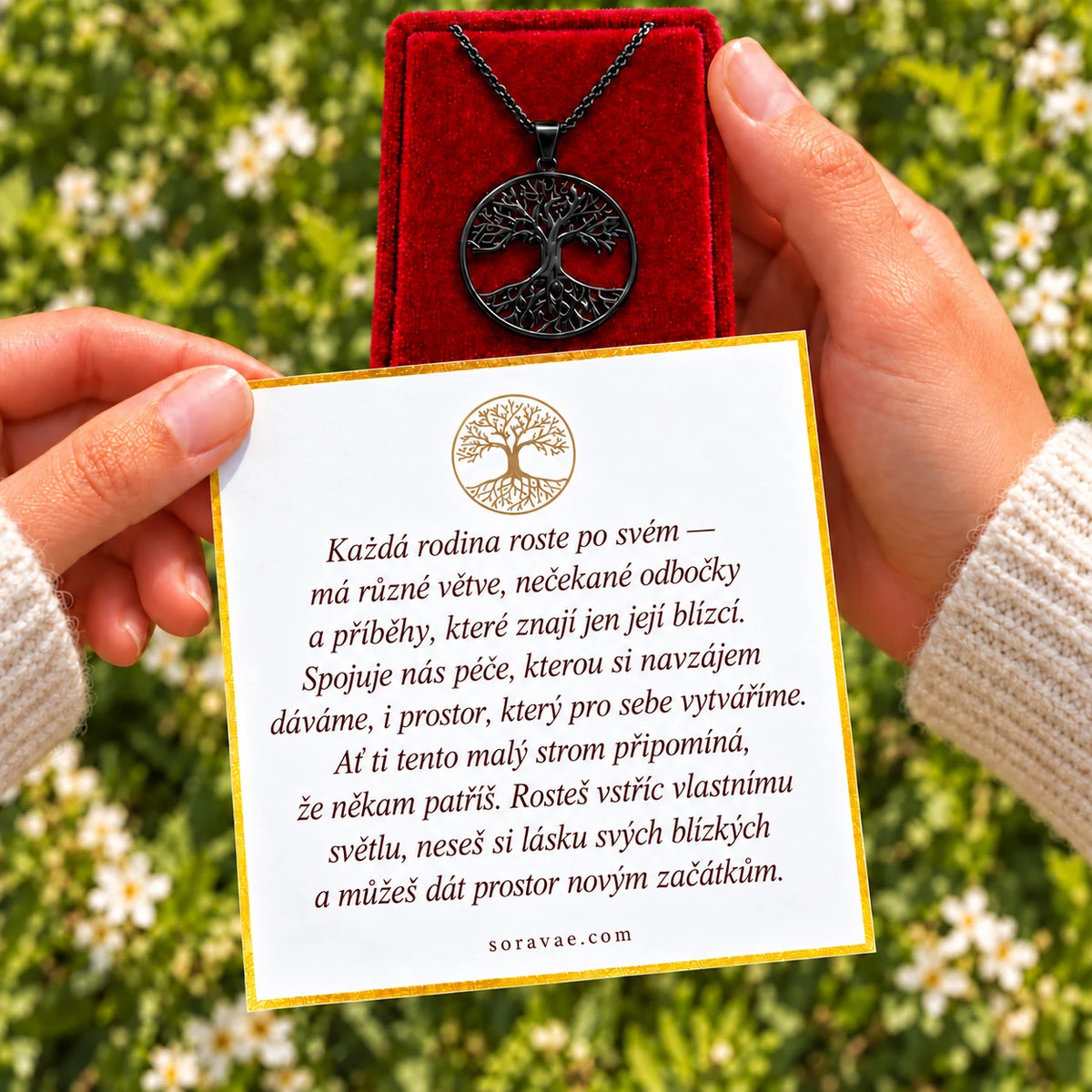 Kořeny lásky – Náhrdelník na červeném stojánku s kartičkou s věnováním