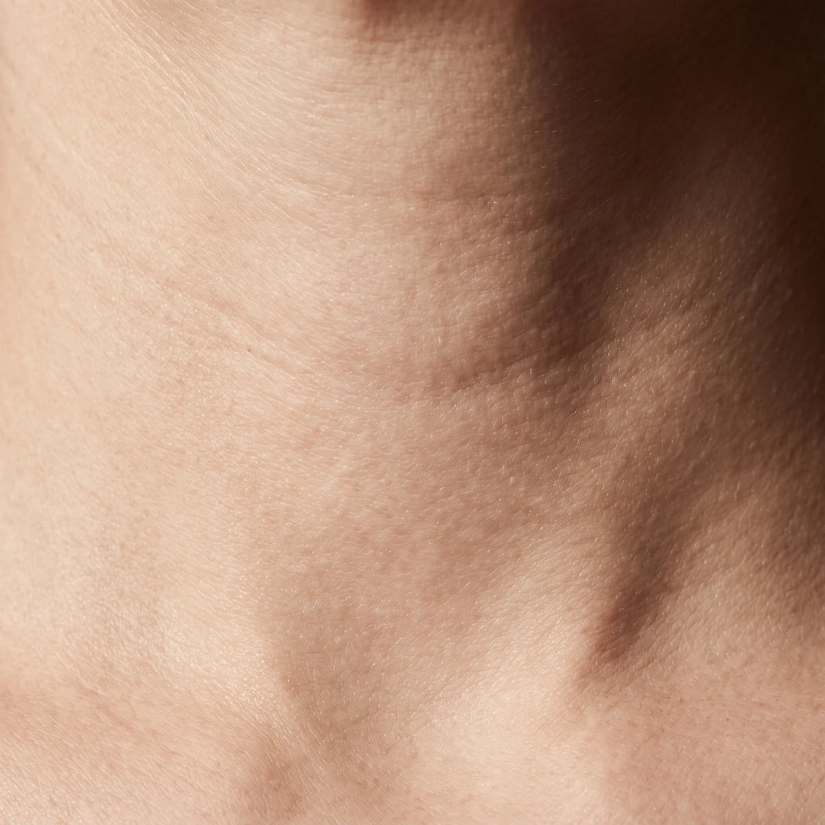 Crema Reafirmante de Cuello y Mandíbula con Cabezal Gua Sha, causa raíz