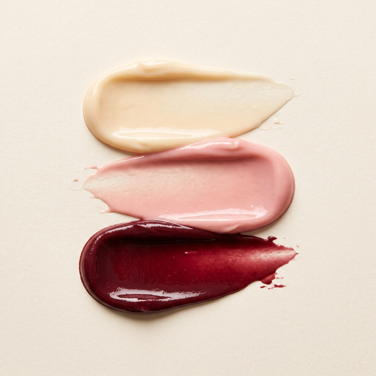 Texturas de crema en tonos marfil, rosa y burdeos