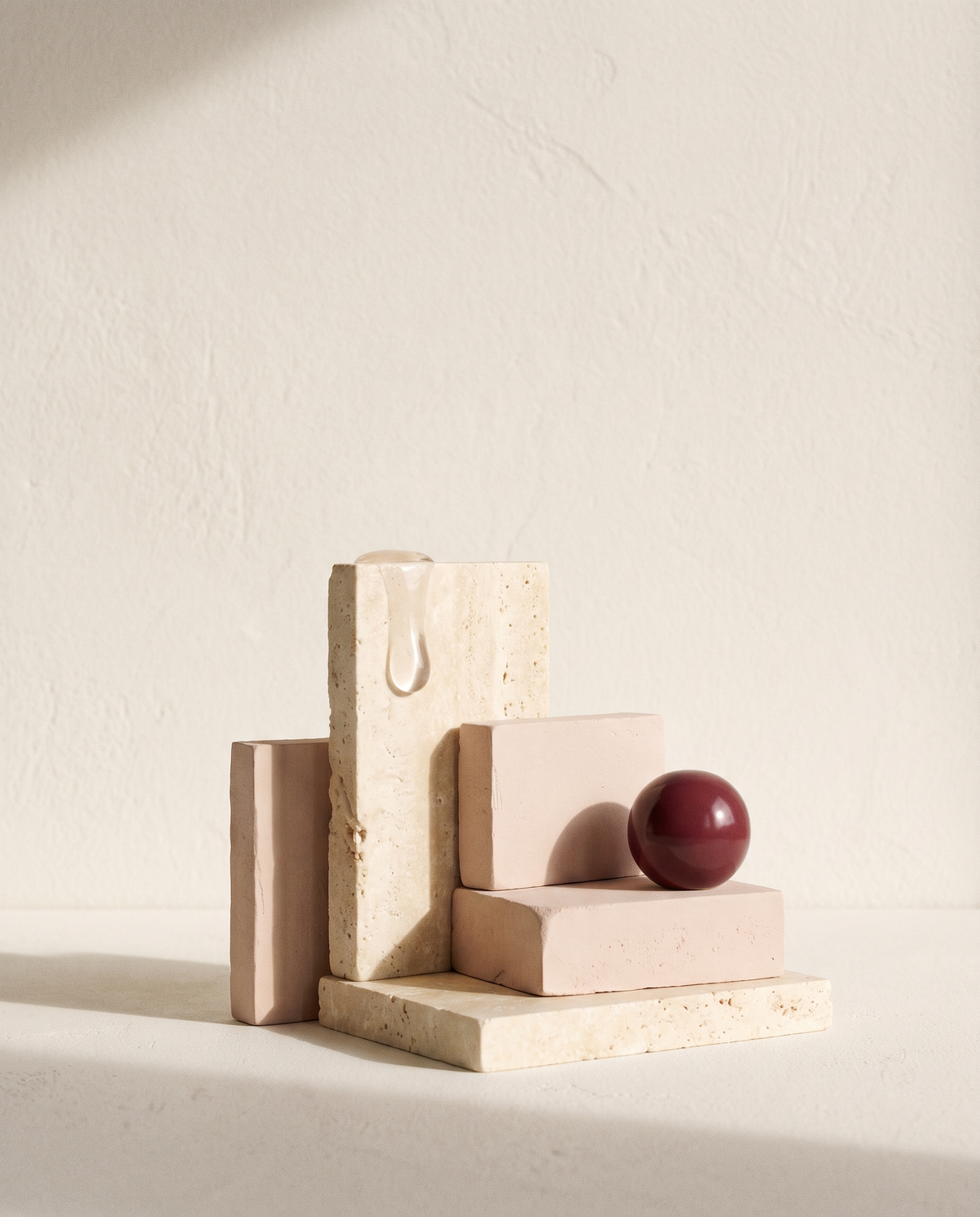Composición minimalista de piedra con una gota de sérum